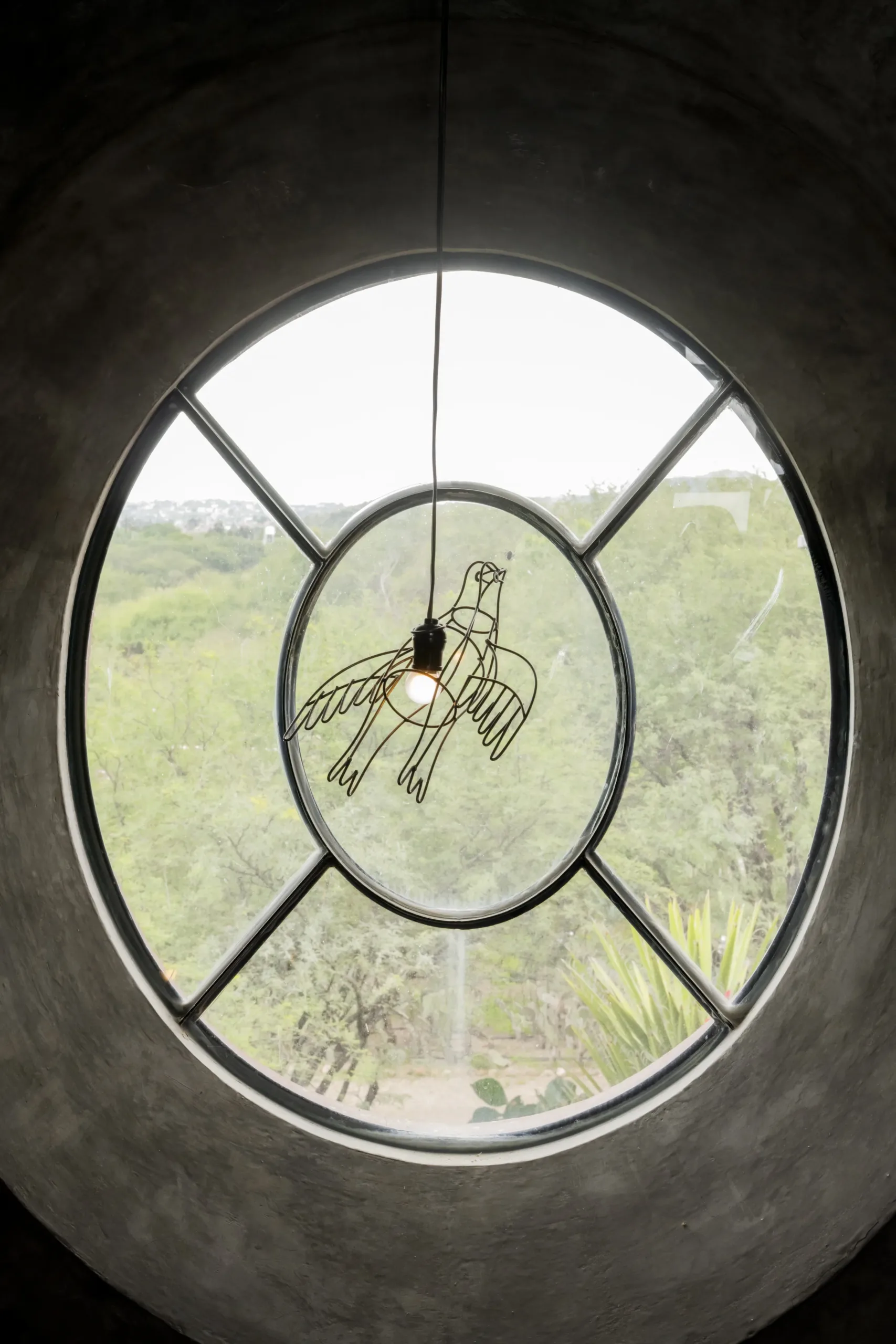 Uno de los cien, en la ventana ovalada.